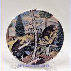 ARABIA, Karhut. nro.27 seinlautanen. Design: Andreas Alariesto,1980-luku.Mitat Halkaisija n. 12 cm, 1kpl, 25/kpl,( Tuote nro 127A )