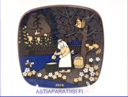 ARABIA, Vuosilautanen 1986,Design:Raija Uosikkinen,halkaisija .n. 20,5 cm X20,5 cm, 1kpl. 28/kpl,( Tuote nro 113AM )