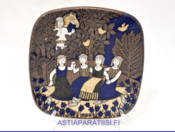 ARABIA, Vuosilautanen 1989,Design:Raija Uosikkinen,halkaisija .n. 20,5 cm X20,5 cm, 1kpl. 44/kpl,( Tuote nro 116AM )