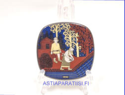 ARABIA, Kalevala factory visit koristelautanen 1990,Pieni seinlevy valmistettu muistoksi Arabian tehtaan vierailijoille.Design:Raija Uosikinen,Mitat Pituus x leveys: 6,4 cm x 6,4 cm,1kpl.45/kpl,(  Tuote nro 147AM )